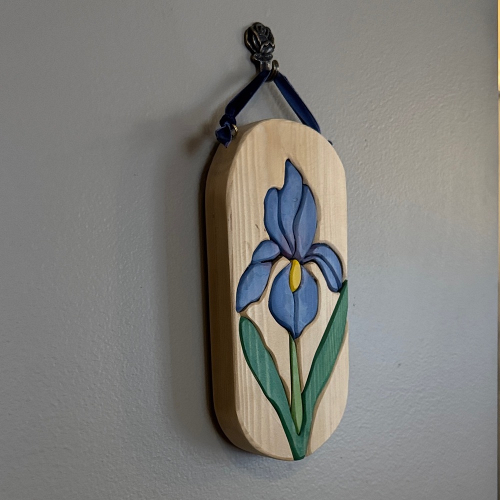 Wooden Plaque with Iris Flower Design - Picture 3 of 6
